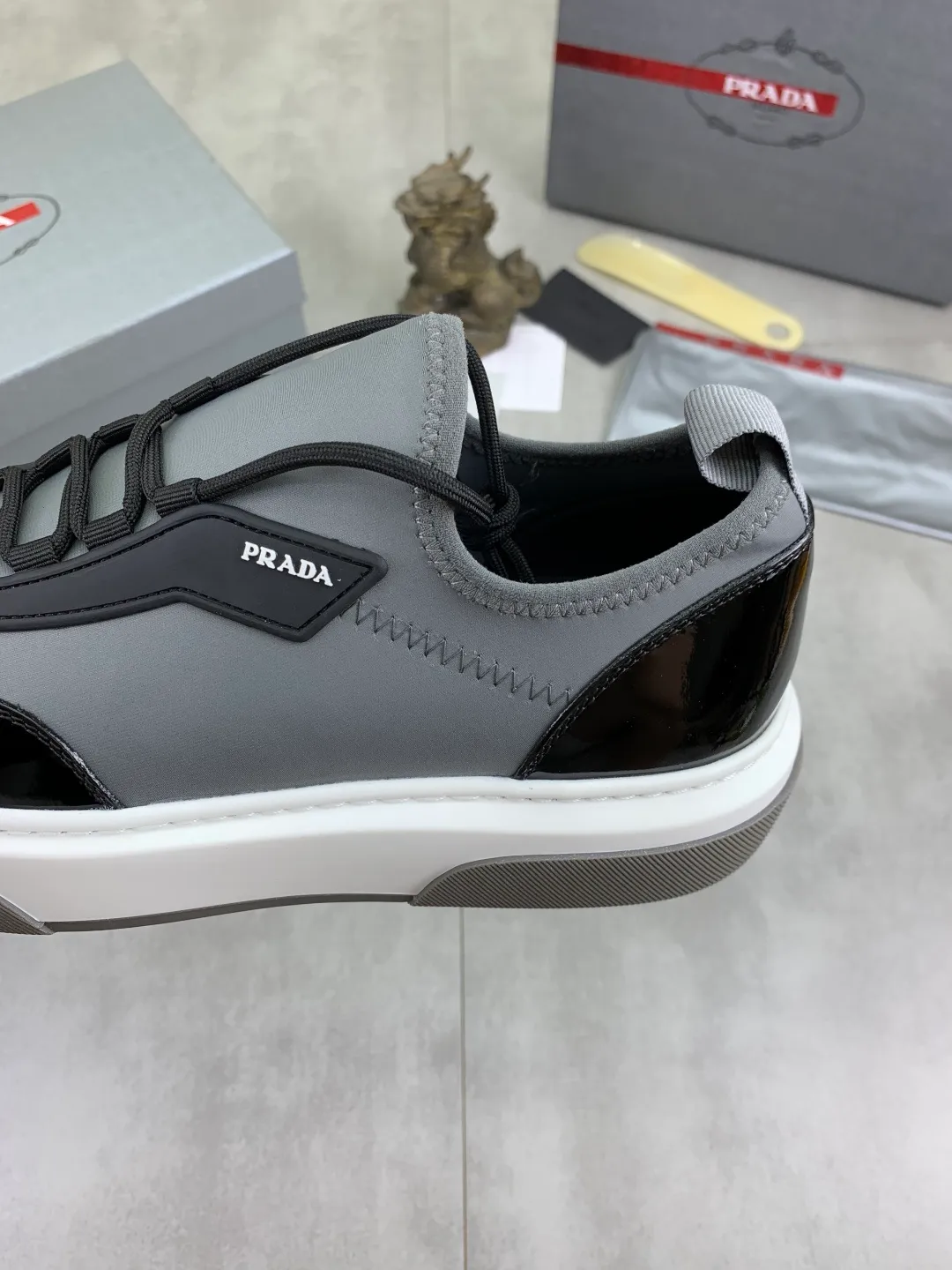 Men's men's shoes 💰P542💰 [New style] popular models are on the official website, 🆘 The trendy brand (Prada) mainly promotes popular models, avant-garde and versatile fashionable men's shoes private version mold opening, cowhide surface splicing 1:1.. Fashionable and simple, original imported cowhide lining cowhide feet; the atmosphere and personality are more fashionable, eye-catching and pursuing class. It will subvert the old idea and be a must-have for fashionistas with you! Must keep it! Tall and comfortable, large and low, high-end quality workmanship. Size: 38-44 3️⃣colors available.